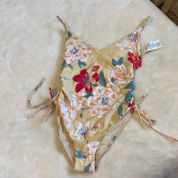 New Roxy one piece - Picture 3 of 7